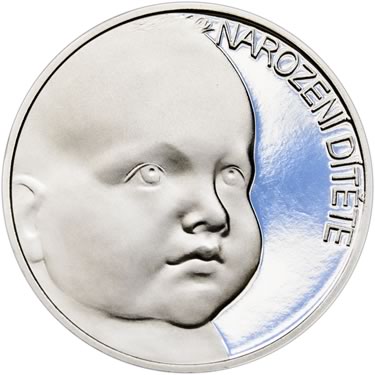 Náhled Averzní strany - Stříbrný medailon k narození dítěte s peřinkou 2024 - 28 mm